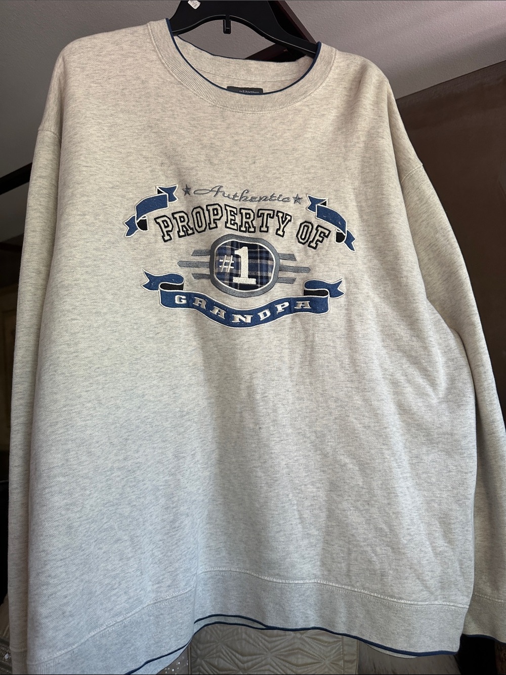 croft & barrow Light Gray Crewneck Sweatshirt with Navy Graphic